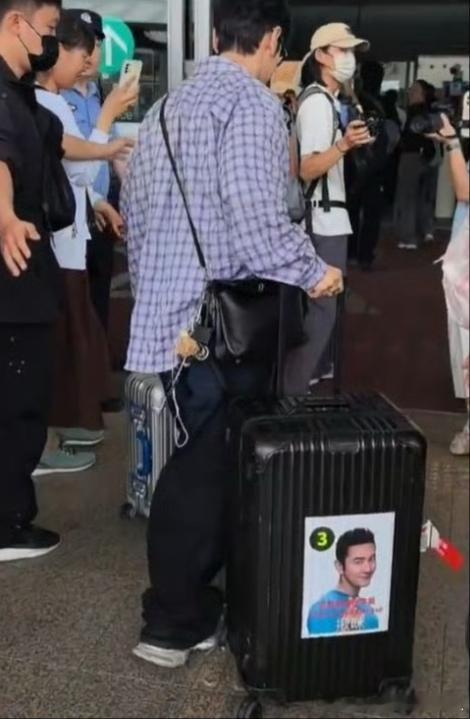 黄晓明行李箱贴表情包黄晓明行李箱上贴了自己的表情包当黄晓明的综艺表情包遇上行李箱
