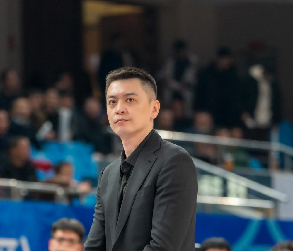杨鸣: 现在不分强队弱队, 其实每场比赛的胜负都会异常艰难
