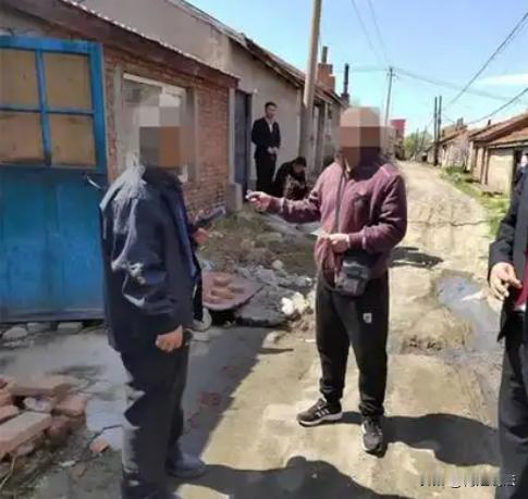 北京，一位大妈黄昏恋，跟自己的一位前同事好上了，两个人发展成为恋人关系。一开始大