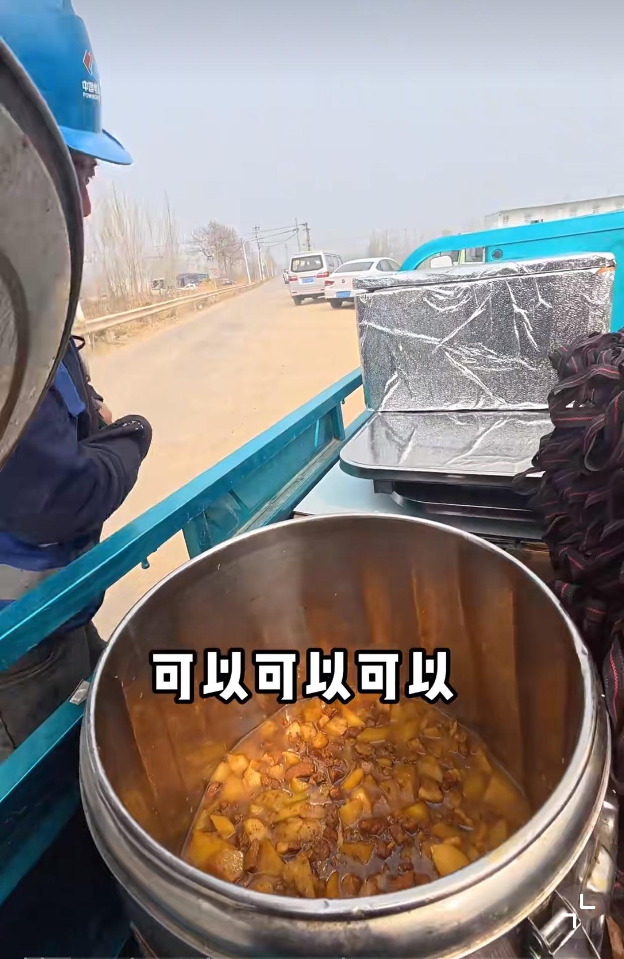 近日，山东济南，一名00后小伙在一工地门口摆摊卖饭，结果才卖了4份出去，就来了另