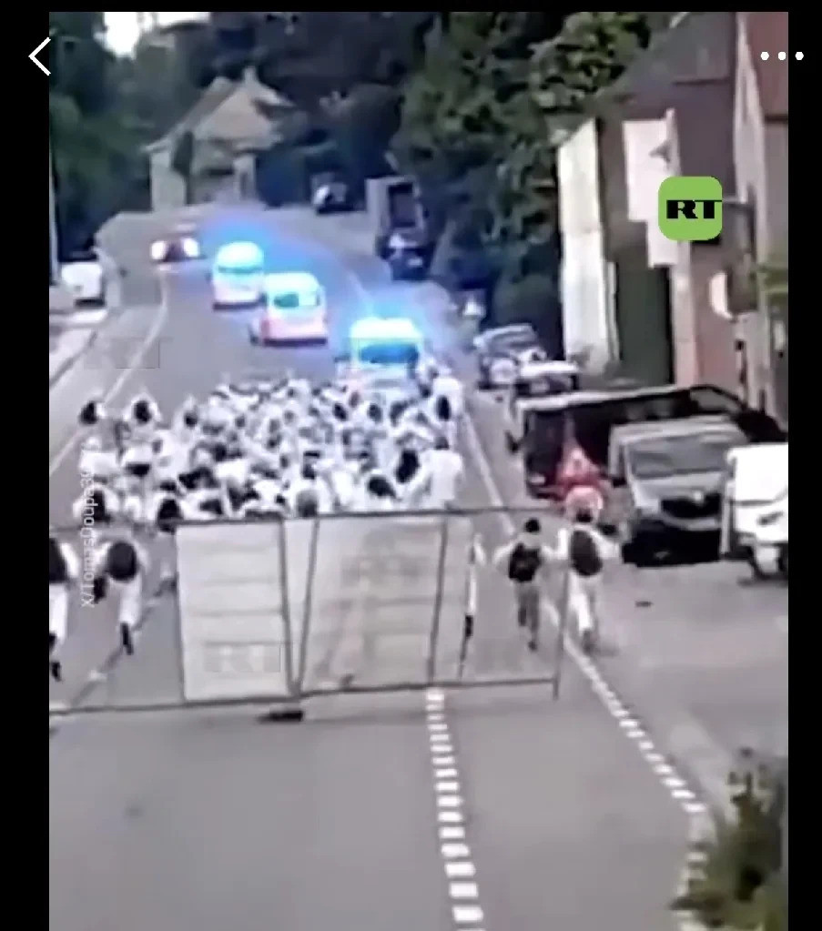 乌克兰倒霉！装甲车被砸，要晚一个月到货啥？亲巴勒斯坦的人