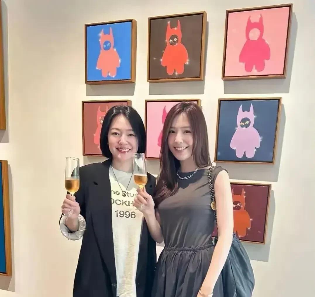 这次Lily办画展作为姨父的欧巴，居然没有来到场庆祝。曾经小s为欧巴的事业可是