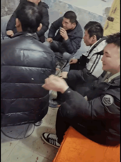 这下好了，全网都知道这人就是个不靠谱的狐朋狗友。朋友聚会，大家热热闹闹的，