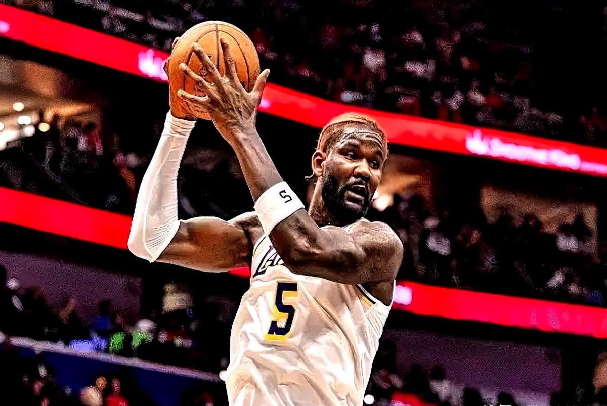 湖人真是怕什么来什么。艾顿本来就带病，还坚持要上场，结果打了半场就因右膝挫伤