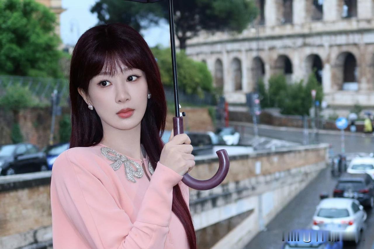 近日，杨紫更改社交平台代表作，分别是《家有儿女》《战长沙》《香蜜》《亲爱的热爱的