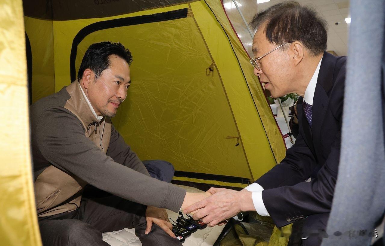 21日，韩国国民统合委员会委员长李锡渊前往国会探望已绝食一周的国民力量党首张东赫