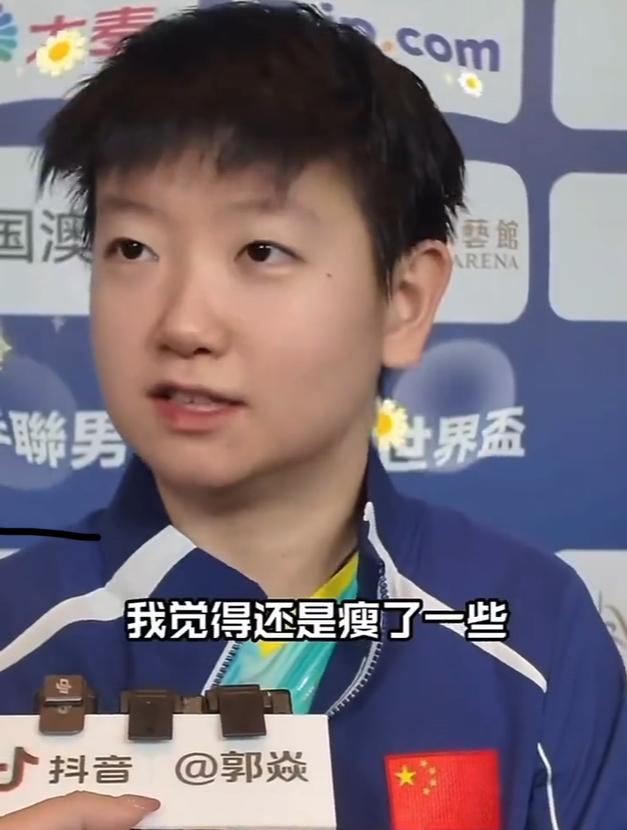 孙颖莎昨天赛后采访的6张照片，莎莎笑着接受采访谈自己“瘦身”经历的一段。昨天