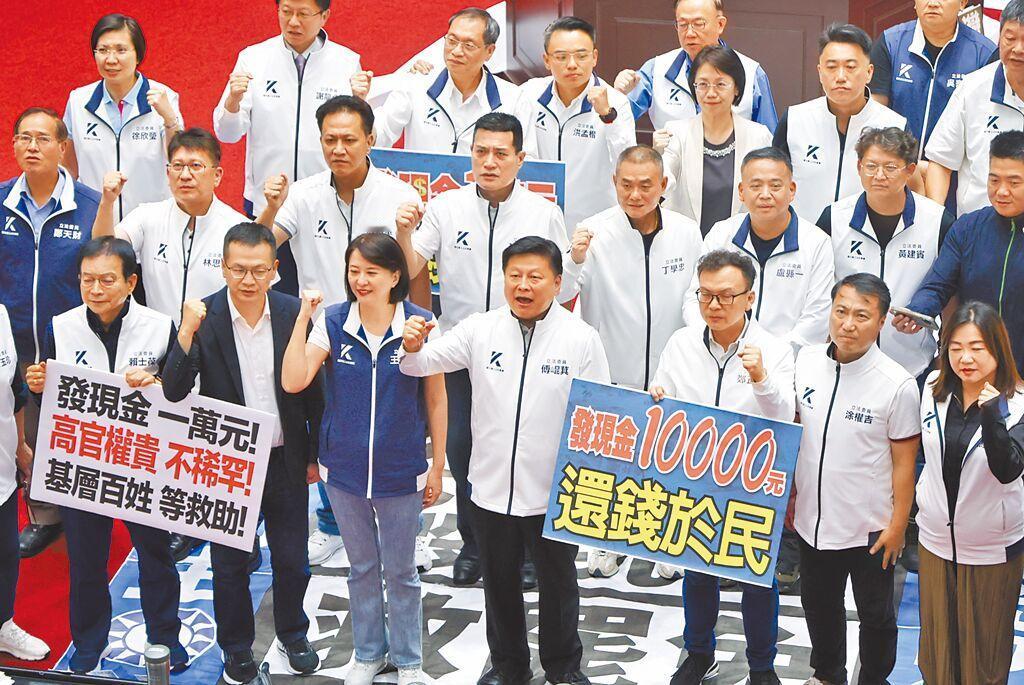 民进党政府继续反对普发现金！台立院日前通过特别条例，纳入普发现金1万元，卓荣泰昨