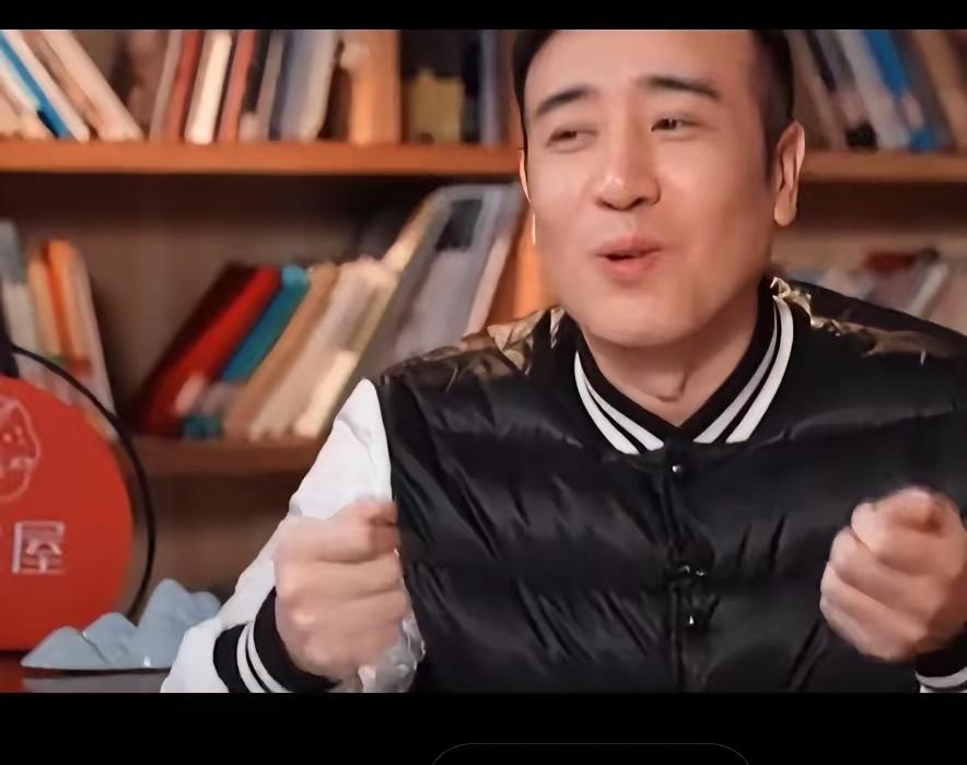 这张合影太好哭了！一岁的于和伟被大姐抱着，外人都以为是母子，其实亲妈就坐在旁边。