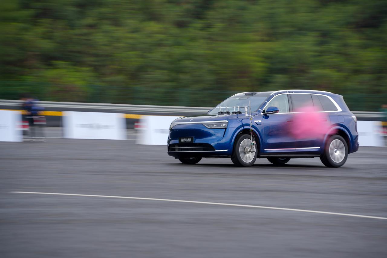 与其纠结智驾是否可靠，不如看实际表现。问界M8在测试中的表现就已经告诉我们结果了