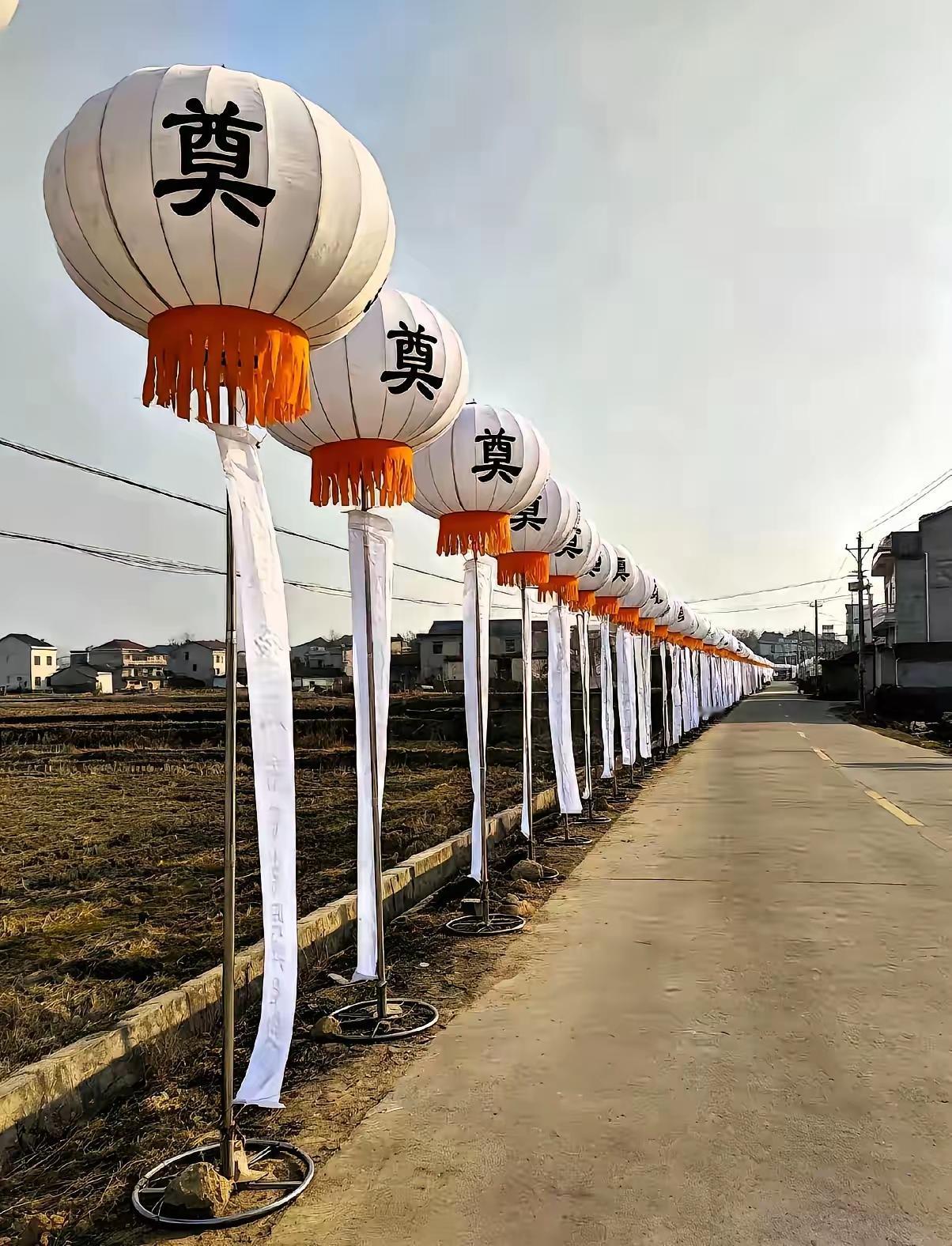 这么嚣张的排场，直接把普通人的认知按在地上摩擦！湖南祁东这场白事，算是彻底把“大