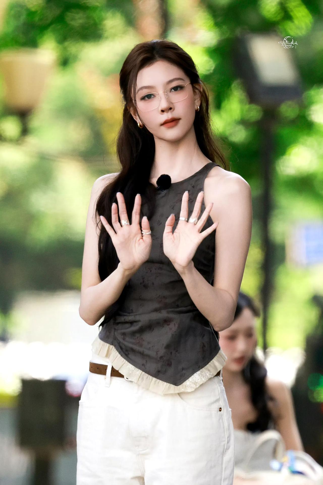 宋妍霏录制《假期中的她们》的新造型，把“麻辣女教师”演活了。绕脖荷叶边吊带藏着小