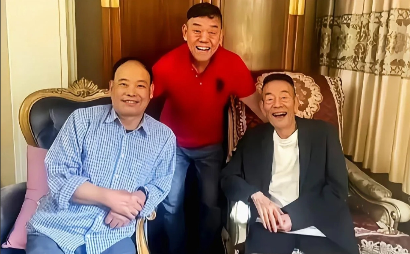 侯耀华出席谢师宴，相声界再掀温情波澜“侯杨一家亲，打断骨头还连着筋呢！”最近啊