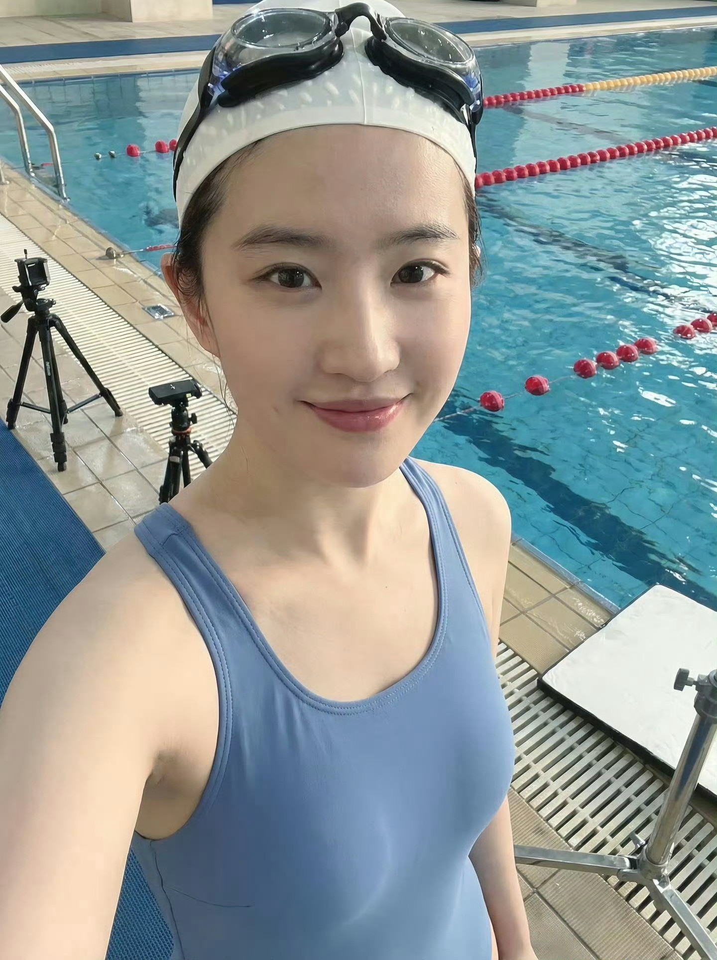 刘亦菲蓝色泳装👙