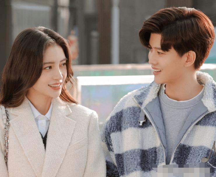 任嘉伦演过虐的没演过穷的《暮色心约》祈连山刚开始是极穷的，虽然他会计划有存点钱傍