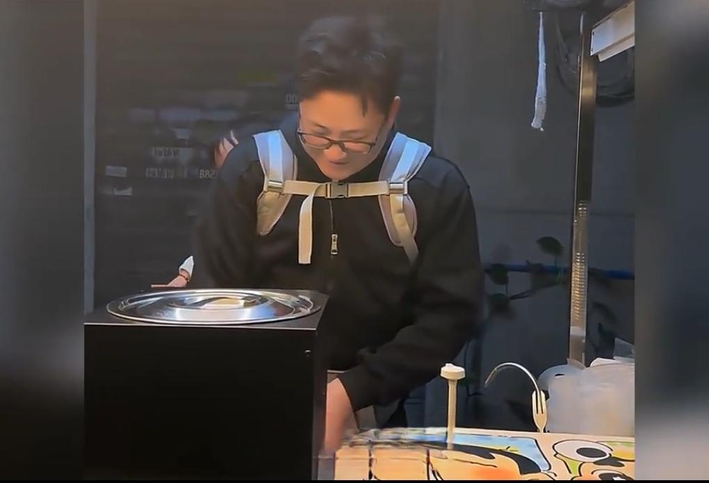 广州深圳街头，深夜的路灯下，总能看见一个年轻男人守着小摊，背着一岁多的孩子。