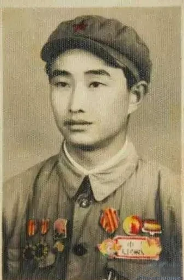 1943年，日军空袭时，八路军一小战士仰面躲在草丛里，看着距离不到100米的敌机