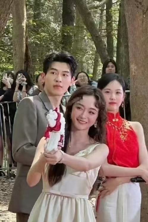 何泓姗看着好年轻，38岁像18岁的小姑娘天真可爱