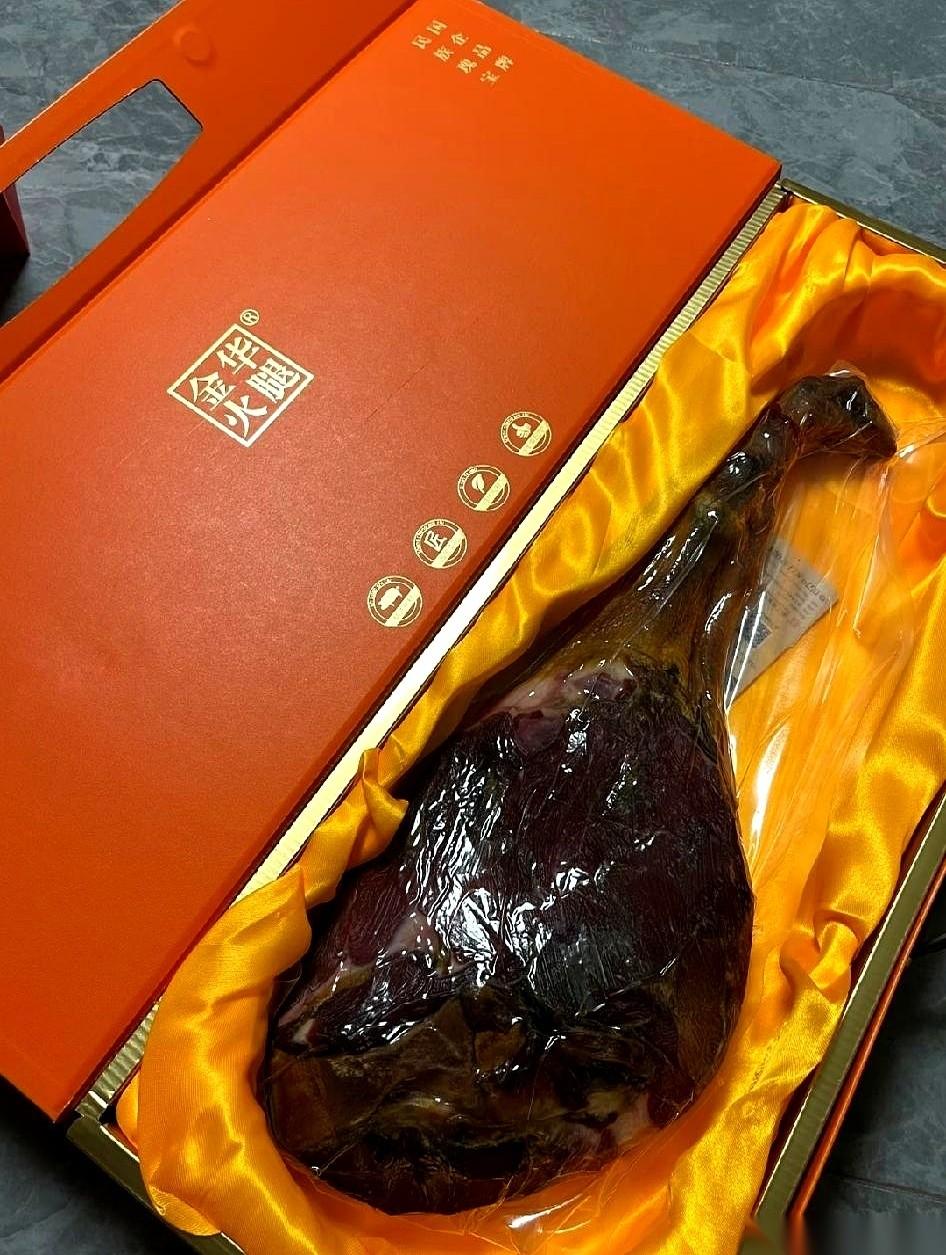 盯着高铁小桌板上这根死沉的火腿，我这心里，七上八下的。前天刚给在浙江的二姐过完