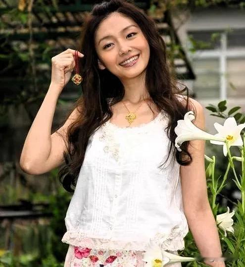 大S离婚为啥没占上风？十年在家带娃错过自媒体时代，旧套路打不过新战场大S和汪小