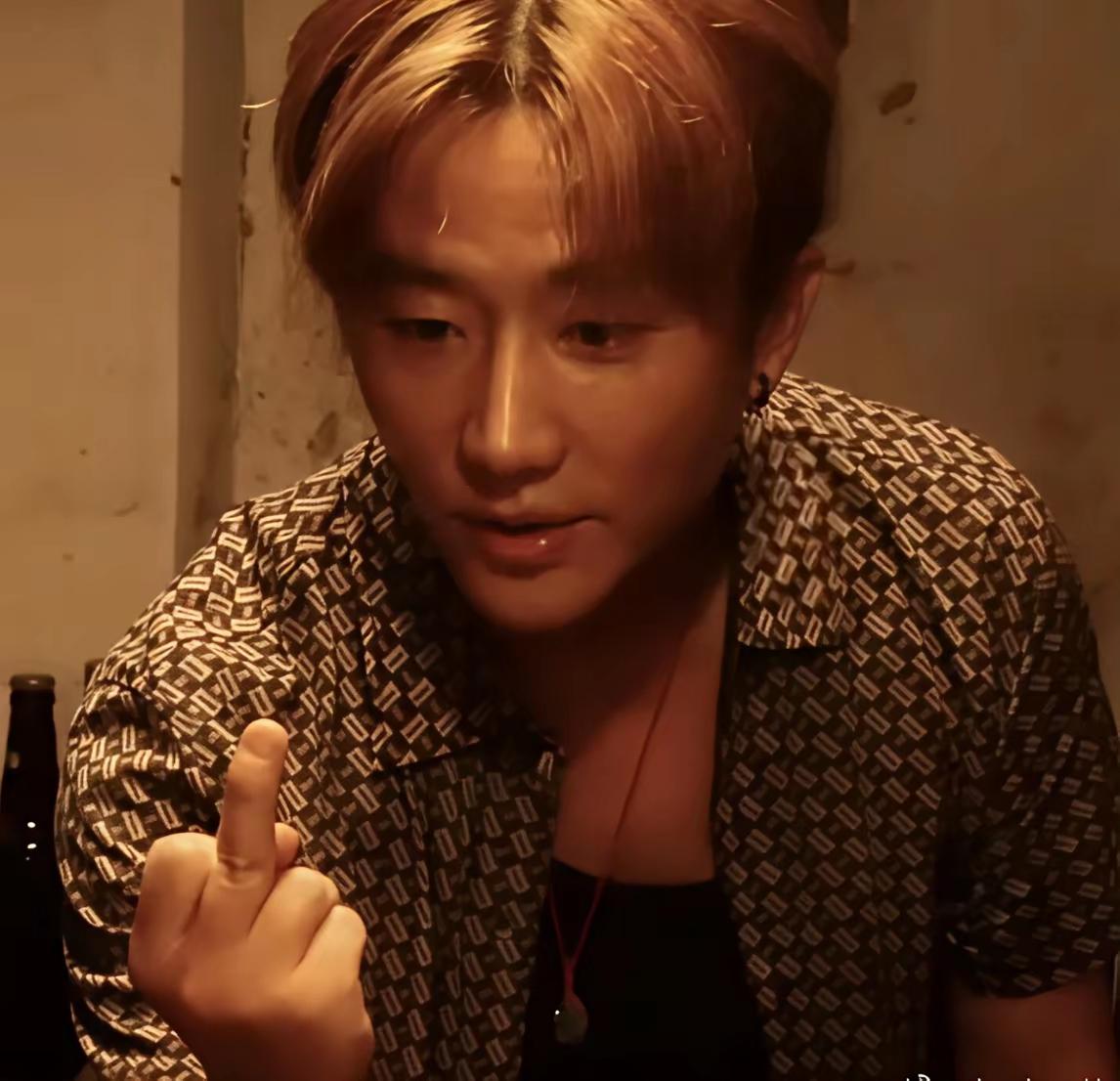 黄轩的小胡萝卜手太有意思了，那么绝美的一张脸配上这样的手，同样的画面有了不一样的