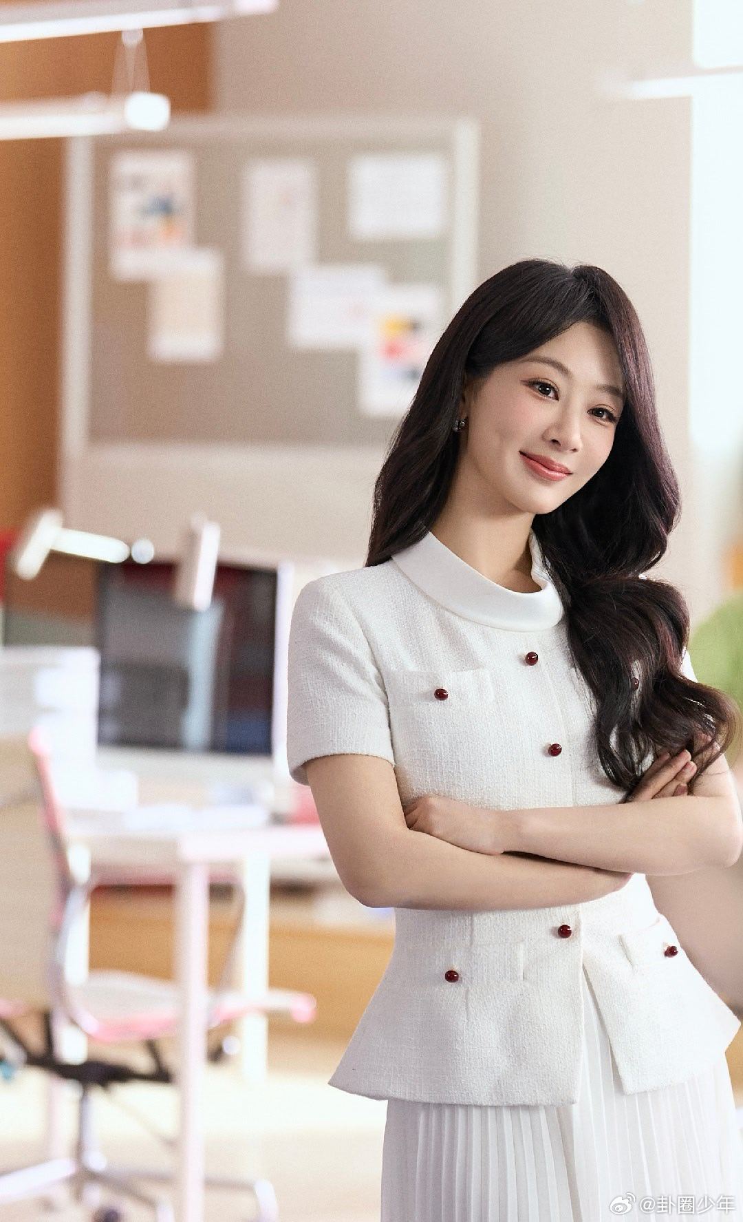 杨紫红色手机壳杨紫一组花絮照杨紫甜妹天花板！这组花絮照也太好看了，清新自然，温