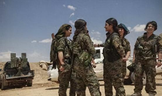 中东变天了！10万大军杀过来了，美军拔腿就跑，丢了好几个基地 这事得从美国人