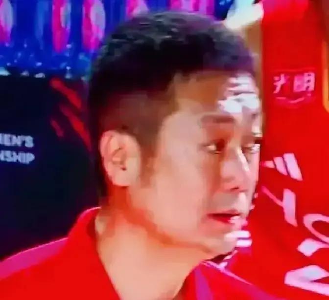 年薪80万欧，她偏选40万欧李盈莹把行李箱塞得鼓鼓囊囊，最上面压着一张巴黎