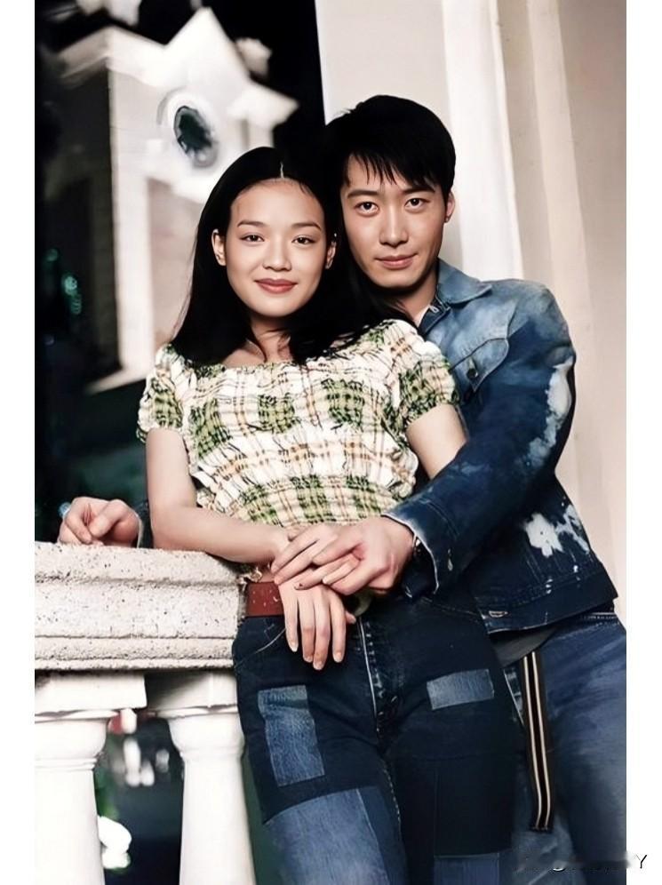上世纪九十年代末，黎明与女友舒淇年轻时的留影旧照，年轻时候的黎明帅气逼人，舒淇美