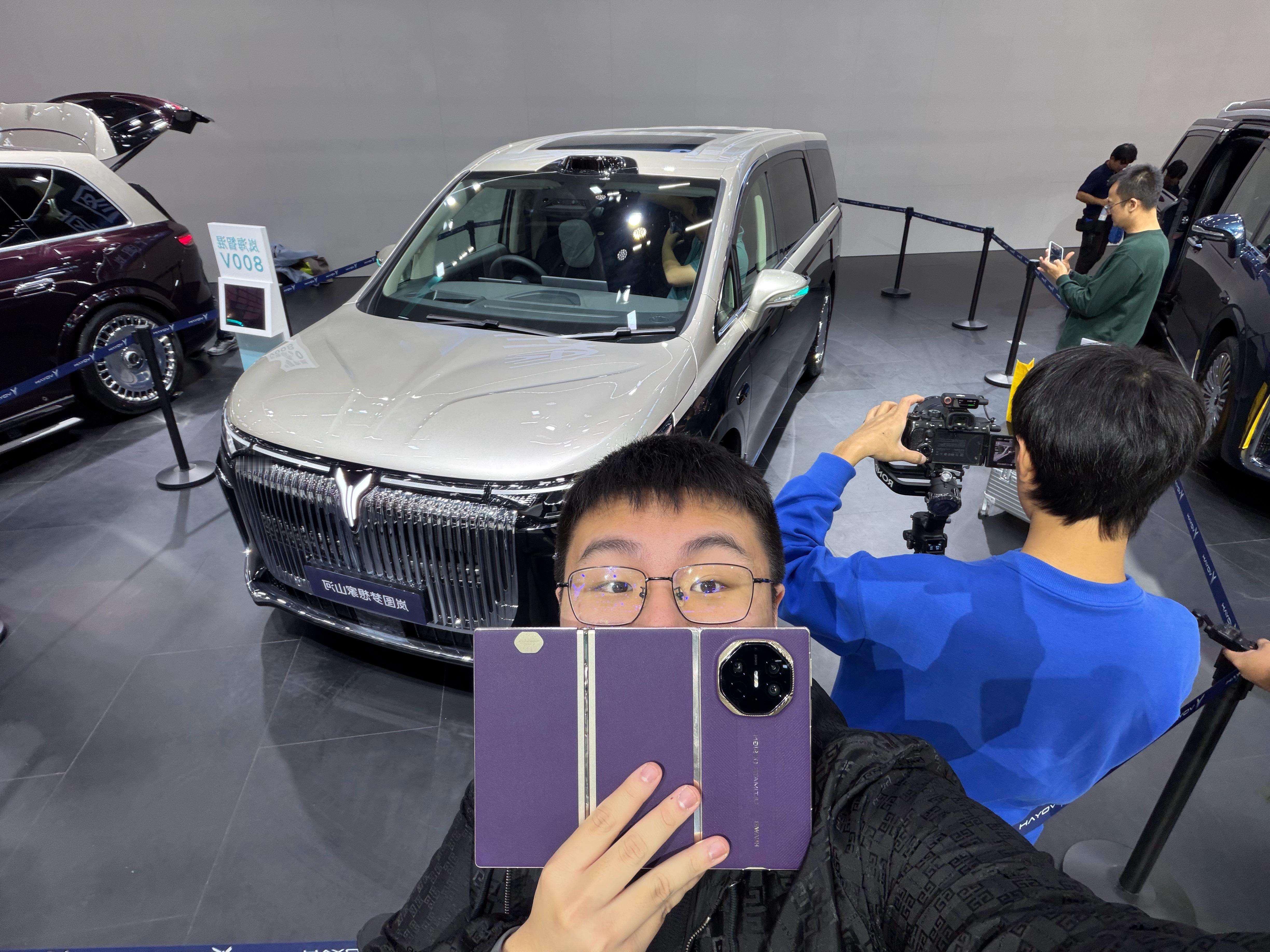 卧槽，今天我的摄影师居然是个蓝皮…是不是要给他包个红包不然我怕他拍我丑照