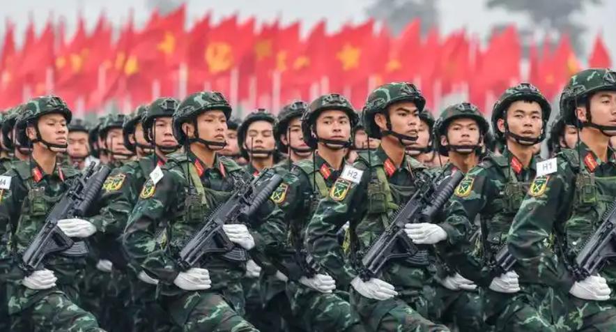 越南人本来是带着满心骄傲迎来九月二号的纪念日，巴亭广场上人潮涌动，三万观众挤在街