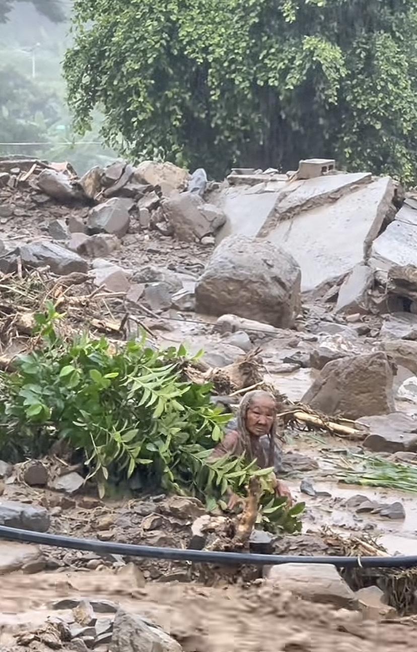 看到这一幕，心都碎了！广西百色隆林遇强降雨，多地发生山体滑坡泥石流，乡村不少房