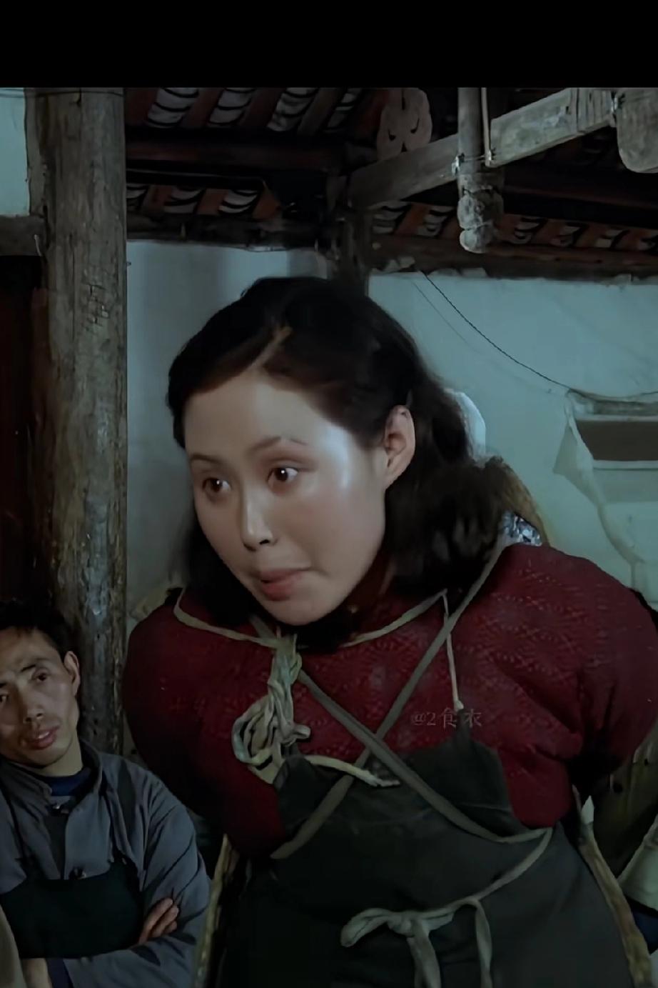 这是八一厂当年拍的巜许茂和他的女儿们》中吵架的一场戏，斯琴高娃在剧中扮演三辣子许