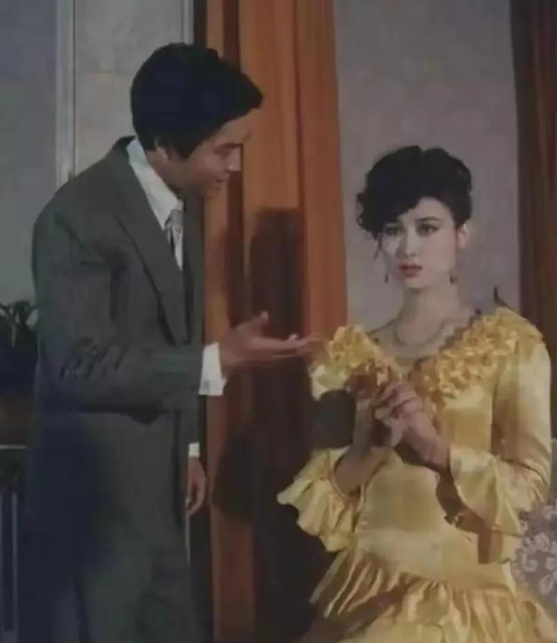 1933年8月的夜晚，上海吴淞口外，四个男子将一个挣扎的麻袋，抛入江中。这被上