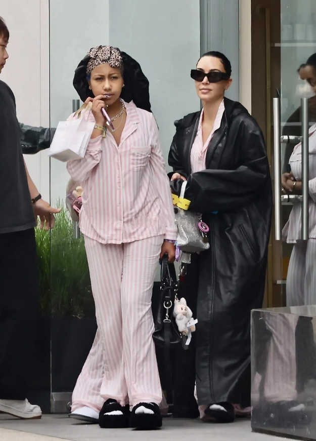 金·卡戴珊带着11岁女儿去做美容。没错，这个女儿North才11岁。西方人真的