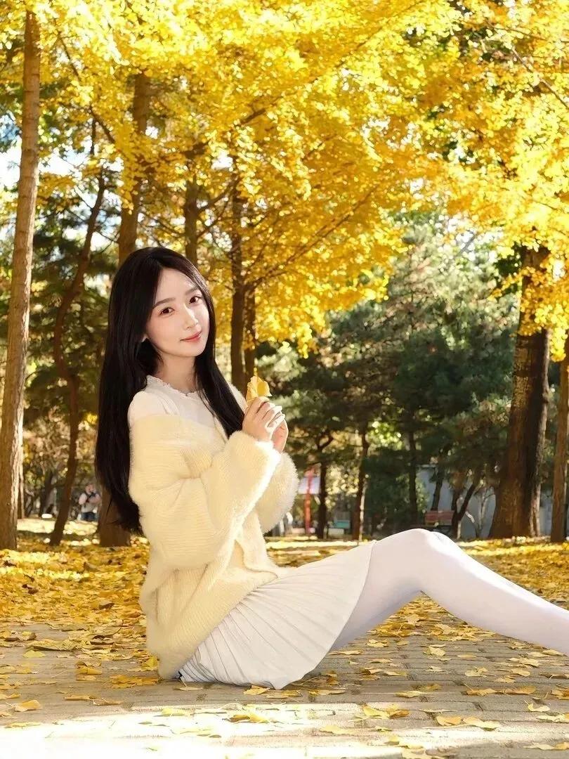 这身黄毛衣+白裙子谁穿谁好看！