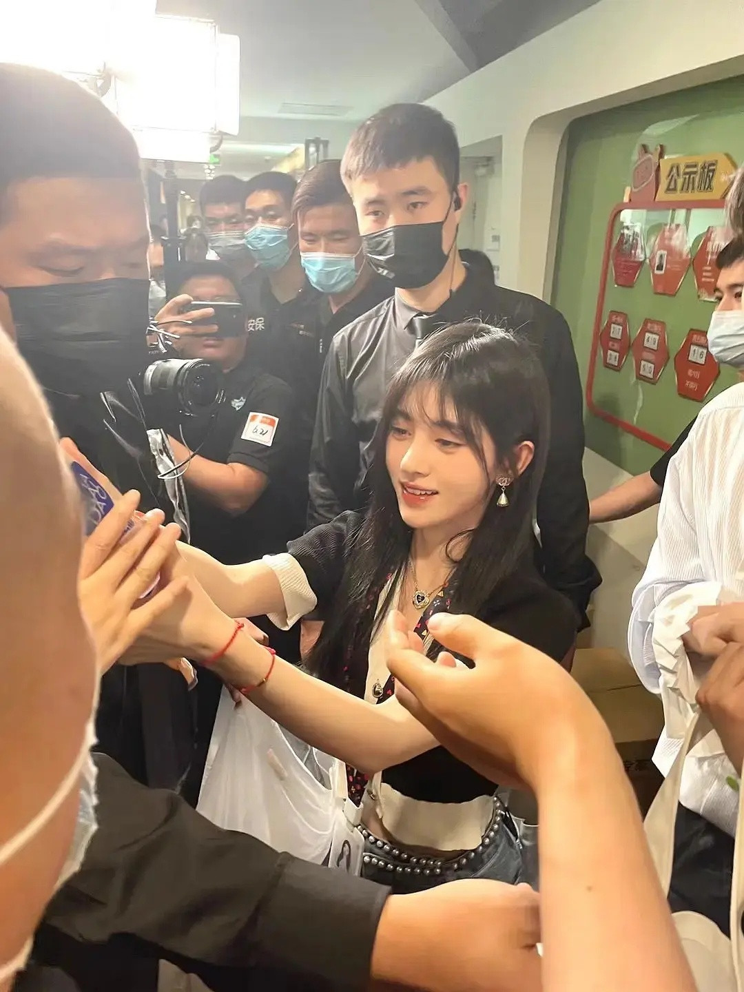 鞠姐生图美的不像一个图层