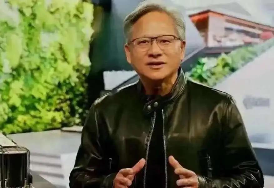 杰夫，是黄仁勋的哥哥，他今年63岁，比弟弟大一岁，他与弟弟长得很像，五官和脸庞都