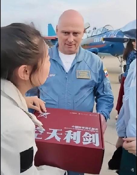 俄罗斯飞行员要“打包中国战机”？2025南昌飞行大会上中俄航空人的互动报道，