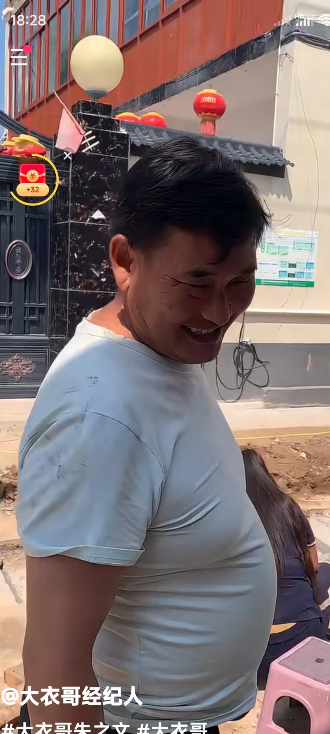 你们看看大衣哥朱之文的肚子。你们怎么形容他的肚子？我说是已经怀孕7个月的