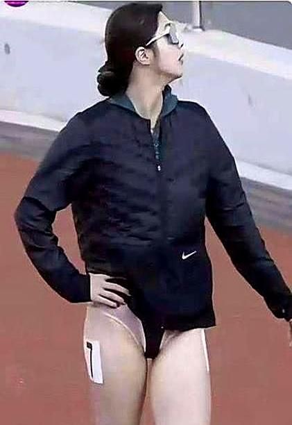 你敢信？零下15度的冰场，韩国女运动员上身裹厚羽绒服，下身只穿3分短裤！不是
