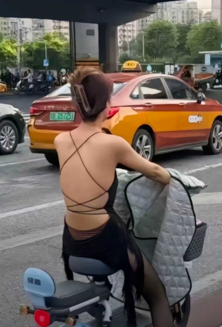 这种换衣服怎么好意思穿出门的