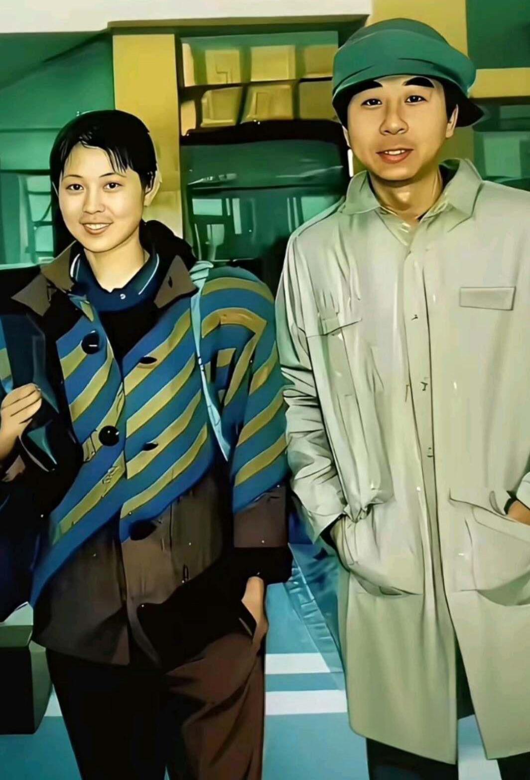 37年前冯巩和倪萍的一张照片。冯巩以春晚的幽默亲民形象深入人心。倪萍除主持人