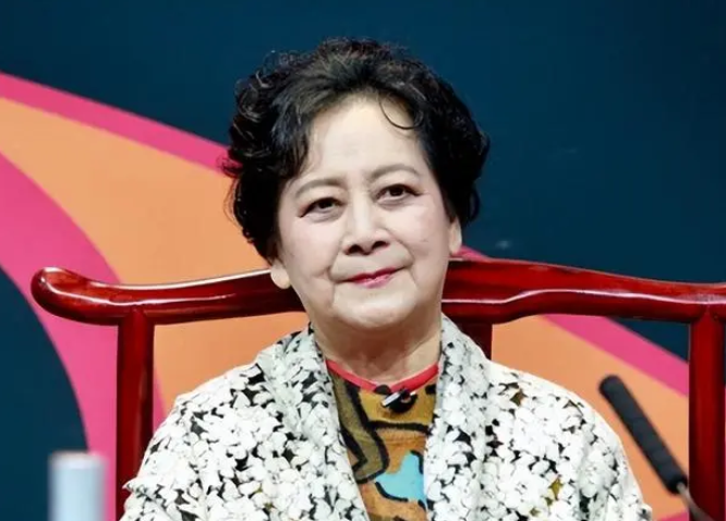 1959年，16岁的女演员左大玢拉着毛主席的手数起了螺。然而在认认真真地数完后，