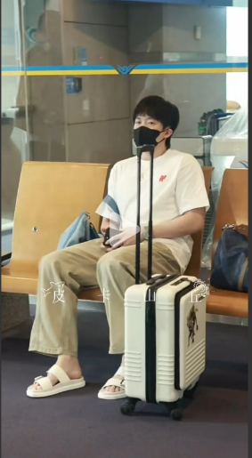 小王坐在那怎么给人一种很好欺负的感觉太优秀了也烦人！就算坐着候机也被球