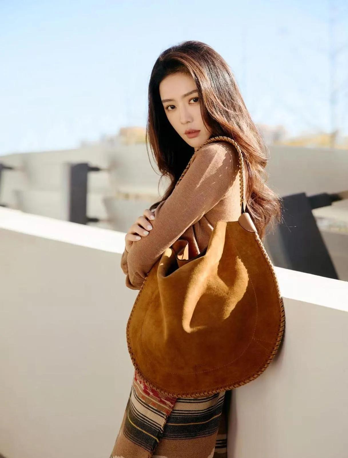 蔡文静的私服穿搭又把高级感玩明白了！一身棕调搭配，针织衫+同色系超大托特包