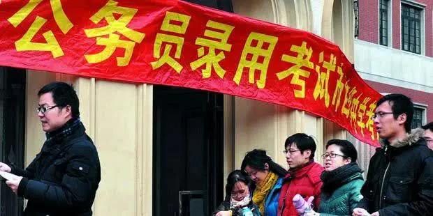 又是一年一度的公务员考试，一个教室原本30个考生，但是却只来了24个，有6个没到