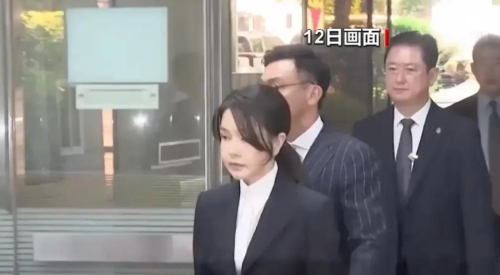 这一下尹锡悦可安心了，因为他现在终于有人照顾了！8月12号深夜，前第一夫人金建