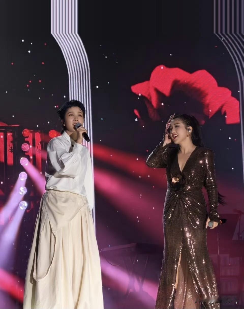 何洁上海演唱会上邀请了李霄云做嘉宾。两人同为超女选秀出名，何洁是2005年超女第
