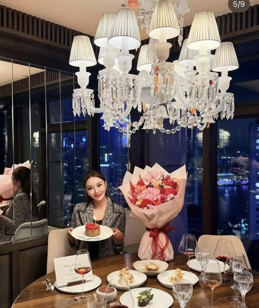 魏骏杰前妻39岁生日，手捧鲜花与公司领导合影居中，离婚后年收入接近五百万